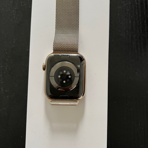 Apple Watch Series 45 mm in Stainless Steel Gold with Milanese Loop -Version - Picture 4 of 4